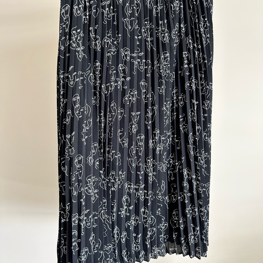 Elegant Black and White Abstract Print Skirt